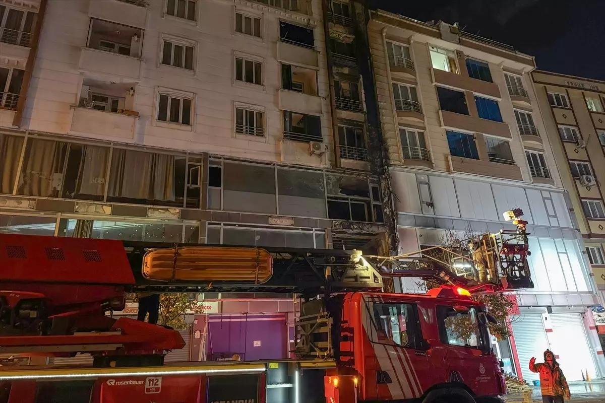 Esenyurt’ta Tekstil Atölyesinde Yangın: 2 Kişi Hastaneye Kaldırıldı