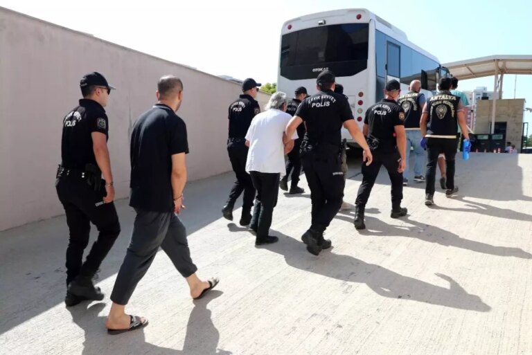 antalyada es zamanli operasyon 171 kisi yakalandi 8HwHHVOr
