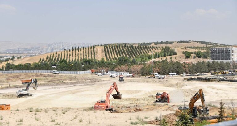 eski bakan kazmayi coktan vurmus kepceler calisiyor BpWcFXEy