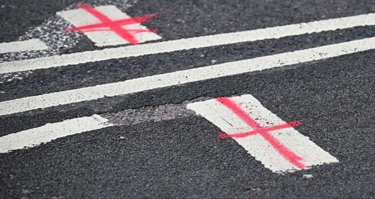 ingiltere sokaklarinda bayrak krizi HCtLy3QT