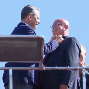 ozgur ozel duyurdu bugun fiilen bir belediyeyi chpye katiyoruz memleket partisi yoneticilerini chpye katacagiz RMQCVPAB