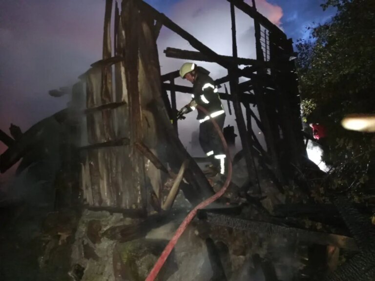 caybasinda ahsap ev yanginda kullanilamaz hale geldi EMTQiTPi