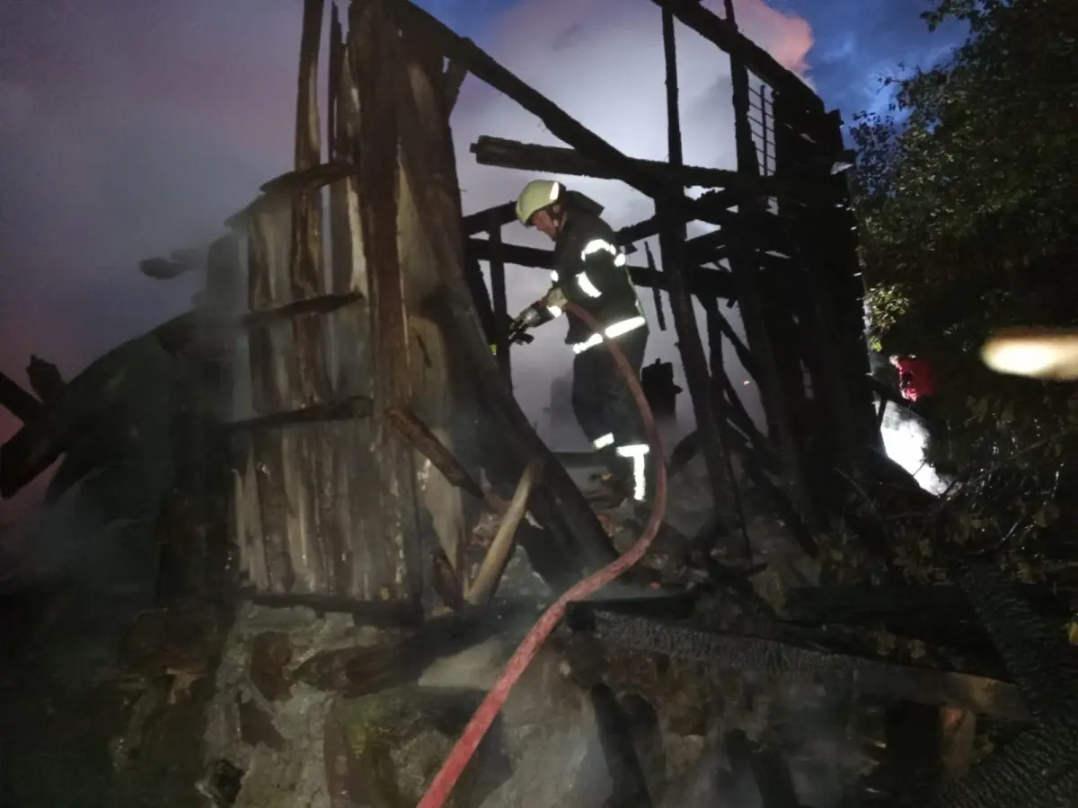 caybasinda ahsap ev yanginda kullanilamaz hale geldi EMTQiTPi