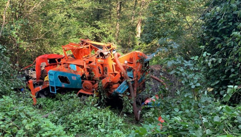 kamyon ucurumdan yuvarlandi bir olu zgdeIwkS