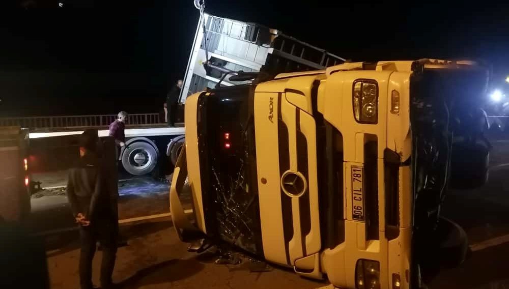 karadeniz sahil yolunda kaza devrilen tirdaki 2 kisi yaralandi AkgPKMw5