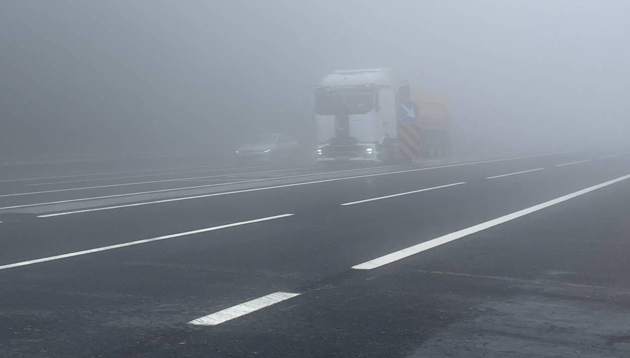 karayollari ve trafik ekipleri uyardi bolu daginda etkili olan sis gorus mesafesini dusurdu JbU6ac3f