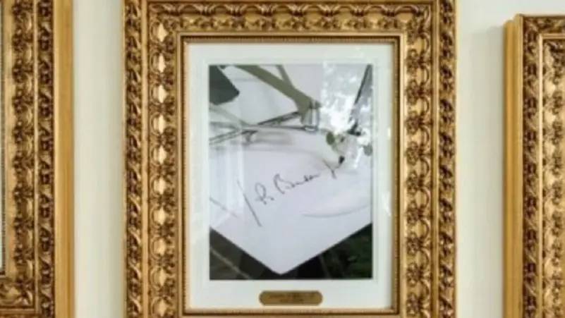 trump beyaz sarayda biden portresini dolma kalemle degistirdi tXtKxrf4