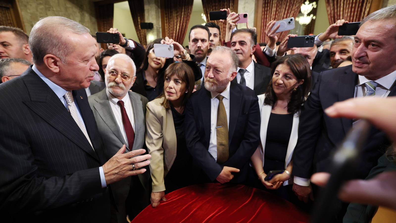 dem partiden fotograf elestirilerine yanit bunu yapanlar iyi niyetli degil bunu yapanlarin niyeti kurt kitlesini muhalefet zemininden uzaklastirmaktir LxN4F1DQ