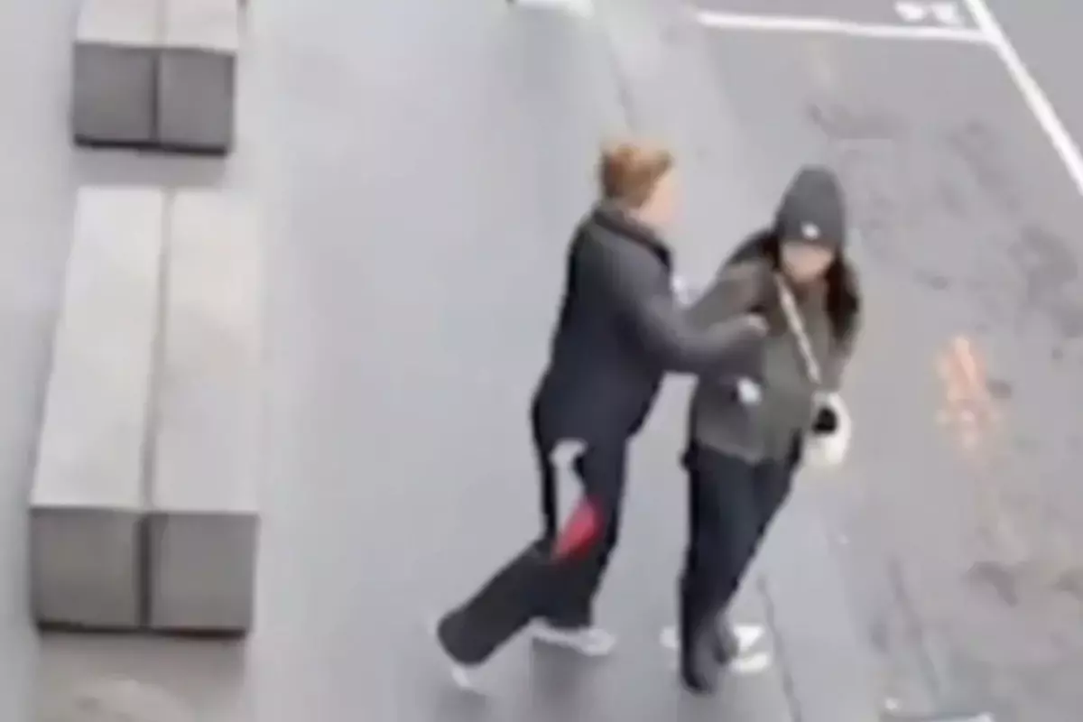 genc kadin iser giderken tanimadigi kisi tarafindan bicaklandi hwlvjKRx.jpg