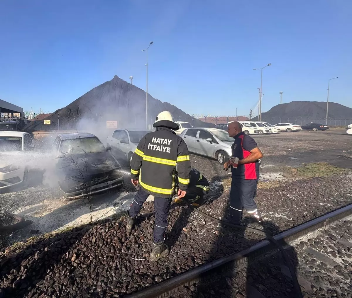 hatayda park halindeki otomobil alevlere teslim oldu QguwcsSO.jpg