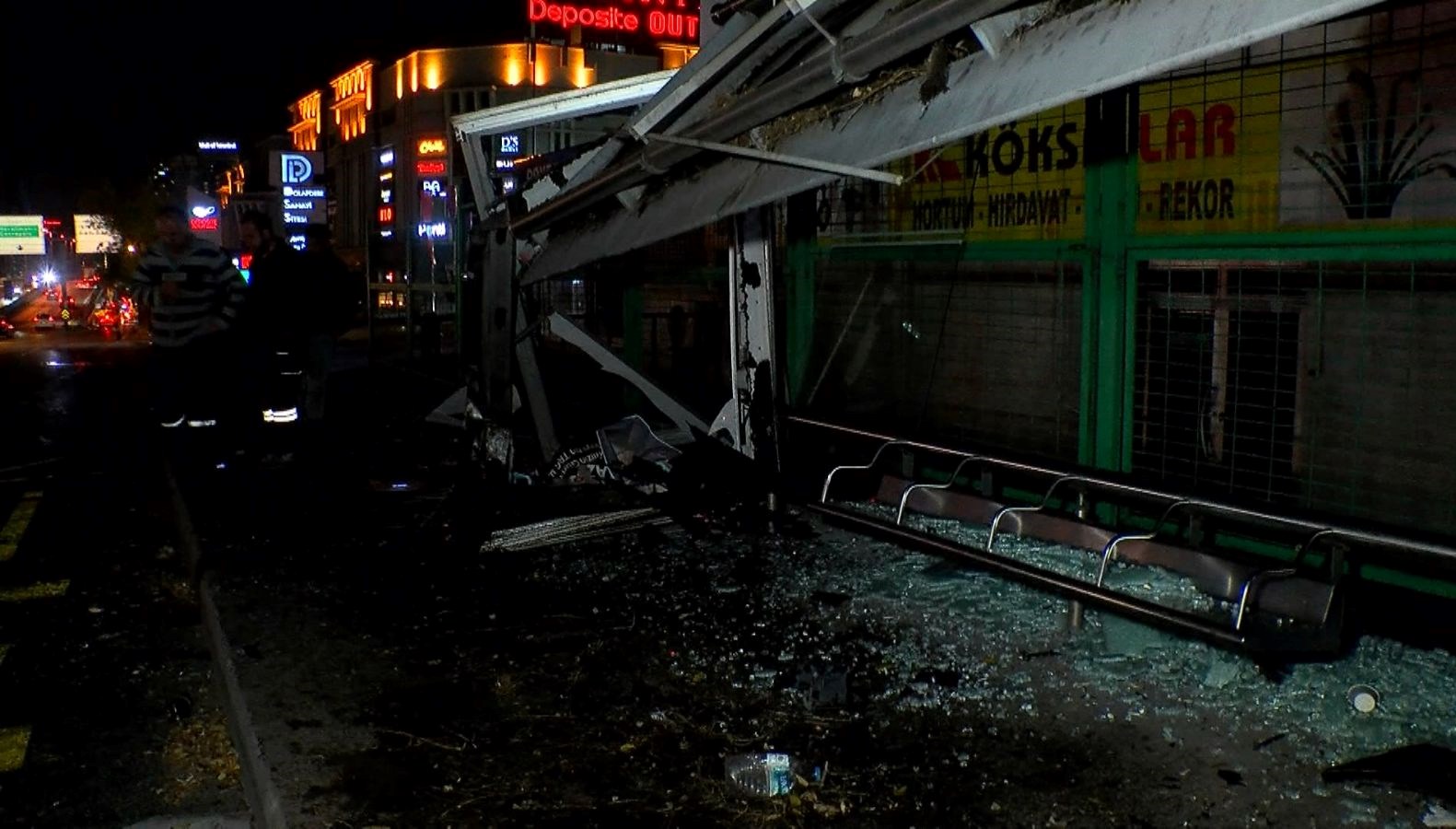 otomobil duraga daldi agac faciayi engelledi 1 yarali 5BD3pqmq.jpg