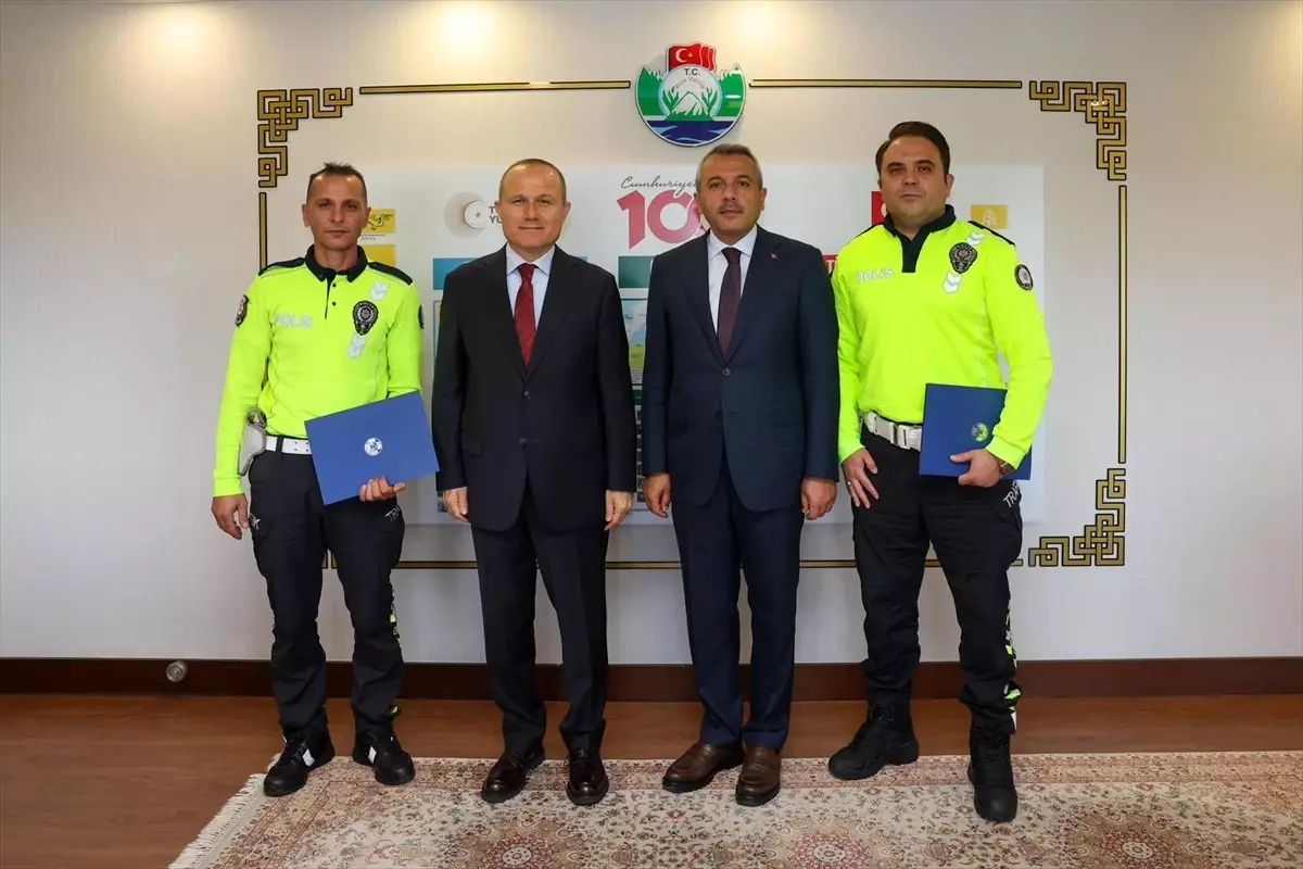 rize valisi baydastan tunelde olasi kazayi onleyen trafik ekibine basari belgesi dCWPiAnV.jpg