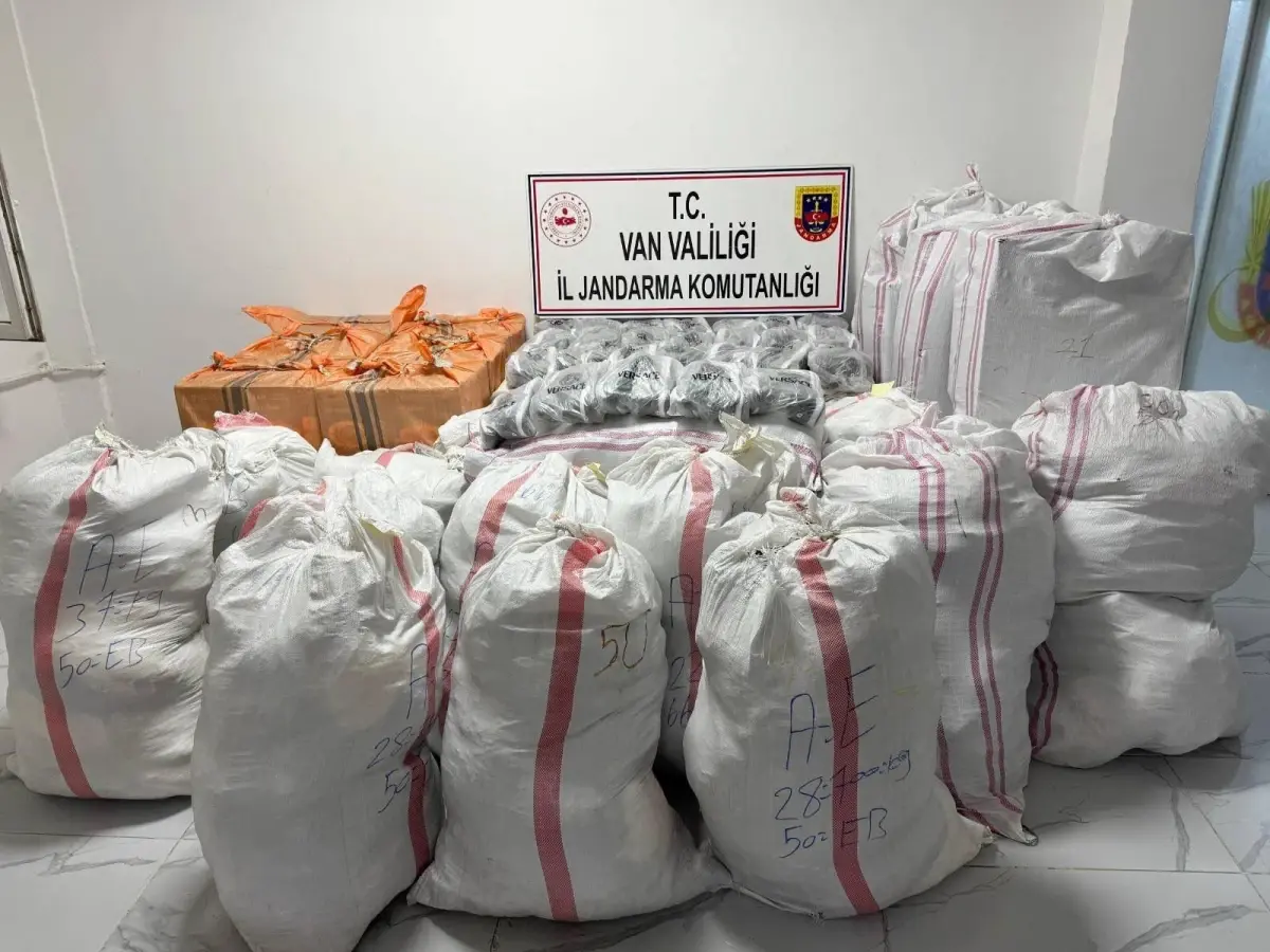 vanda jandarma kacak esya operasyonu 16 milyon lira degerinde malzeme ele gecirildi AhdH8298