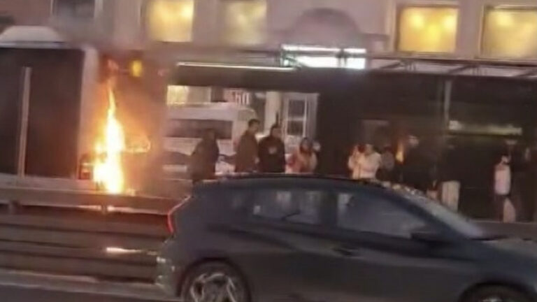 kucukcekmecede-metrobusun-motor-kisminda-yangin-cikti-WFvpmaqA.jpg