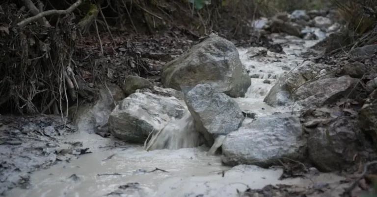bursada-cevre-felaketi-maden-atik-baraji-coktu-kimyasal-maddeler-su-ve-topraga-karisti-QvqgZEMV.webp