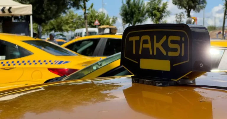 taksilerde-yeni-zorunluluk-kartli-odeme-ve-fis-islemlerine-degisiklik-geliyor-cJKR8wiH.webp