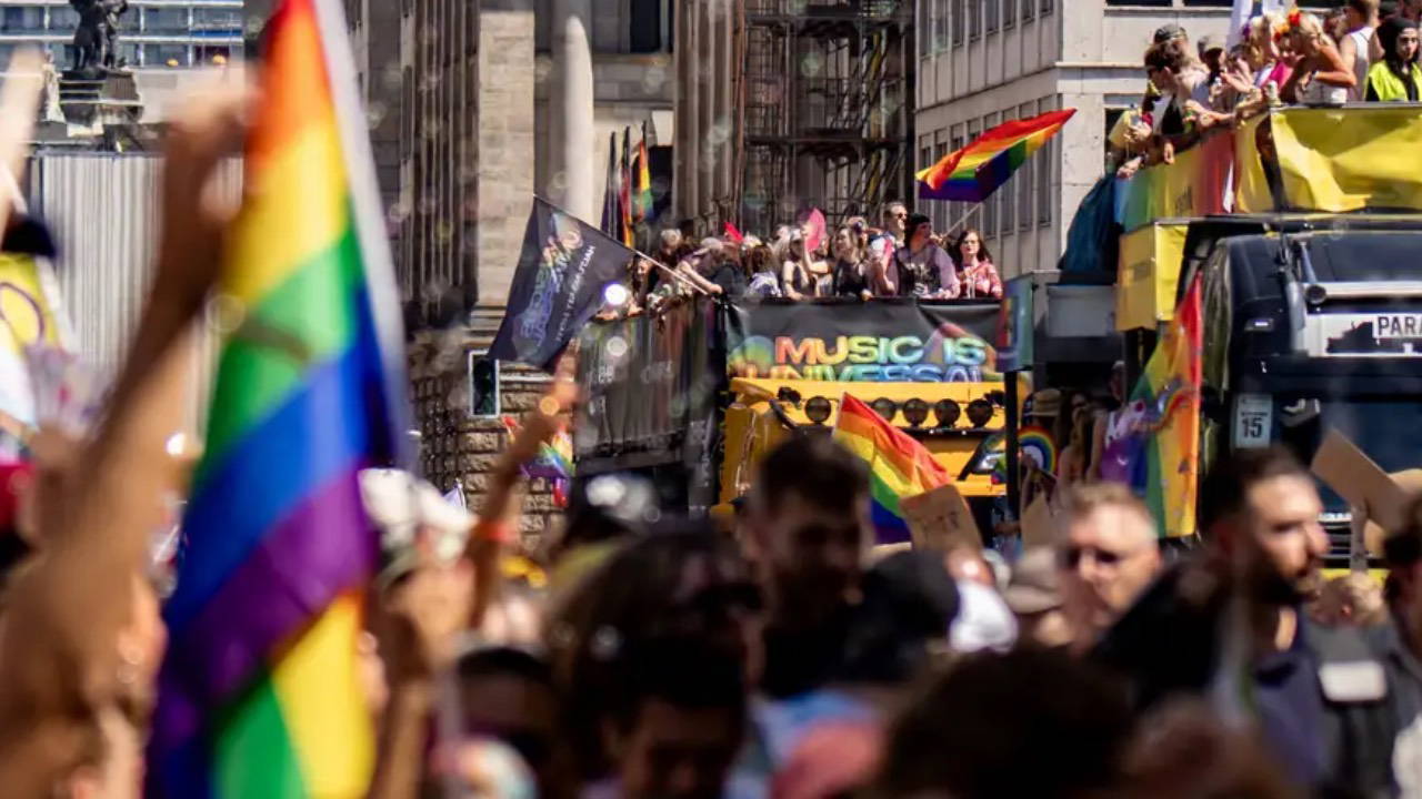 Berlin’de LGBT yürüyüşü yakınında araç kalabalığa daldı: Çok sayıda yaralı Haber gorseli