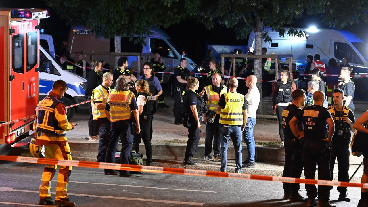 Berlin’de Onur Yürüyüşünde dehşet! Araç kalabalığa daldı, 1 kişi hayatını kaybetti Haber gorseli