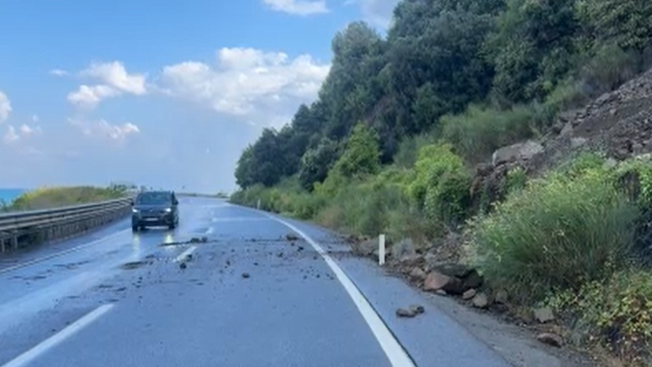 Zonguldak’ta heyelan: Toprak ve kaya parçaları yolu kapattı Haber gorseli