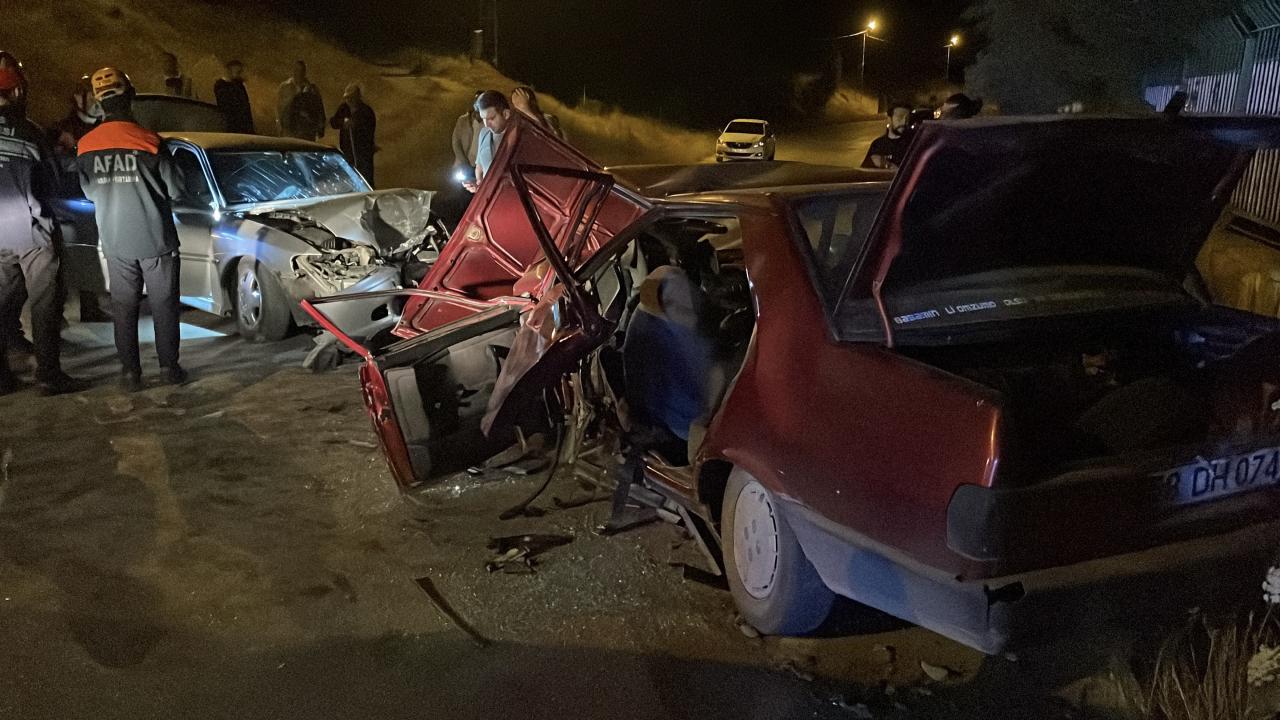 Sivasta 2 otomobil kafa kafaya carpisti mBlemQsx